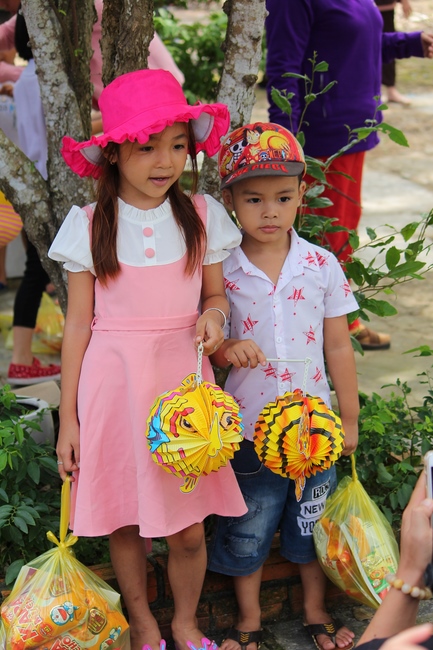 Giving gifts on Mid-Autumn Festival in Hau Giang and An Giang