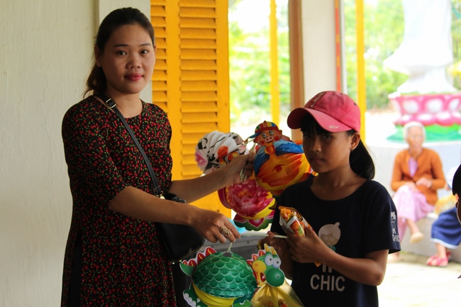 Giving gifts on Mid-Autumn Festival in Hau Giang and An Giang