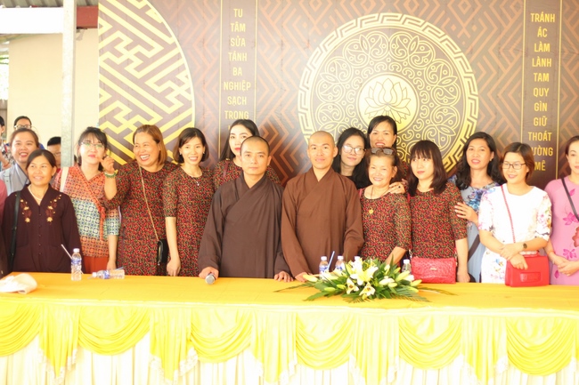 Giving gifts on Mid-Autumn Festival in Hau Giang and An Giang