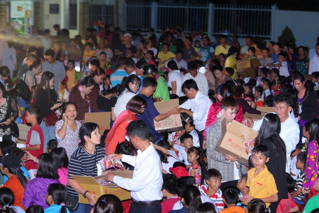 Giving gifts on Mid-Autumn Festival in Hau Giang and An Giang