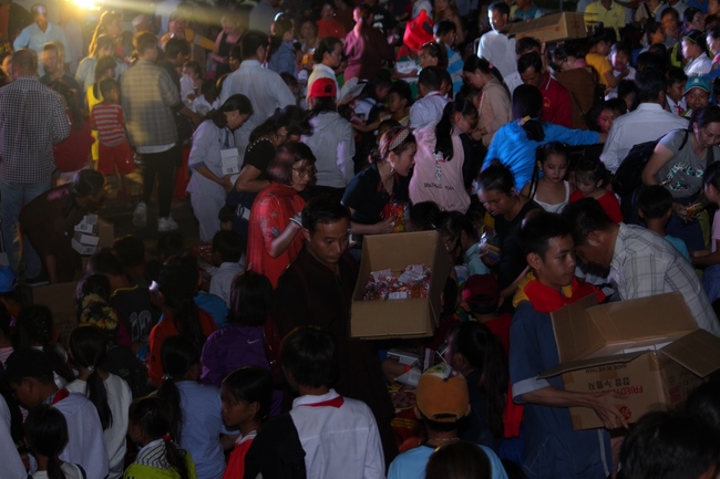 Giving gifts on Mid-Autumn Festival in Hau Giang and An Giang