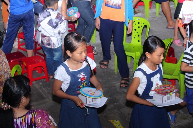 Giving gifts on Mid-Autumn Festival in Hau Giang and An Giang