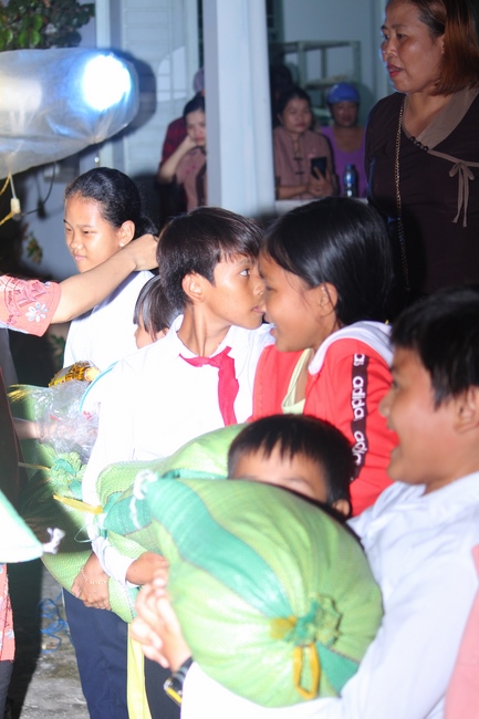 Giving gifts on Mid-Autumn Festival in Hau Giang and An Giang