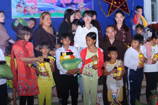 Giving gifts on Mid-Autumn Festival in Hau Giang and An Giang