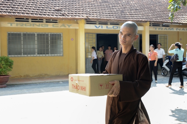 Giving gifts on Mid-Autumn Festival in Tay Ninh