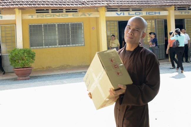 Giving gifts on Mid-Autumn Festival in Tay Ninh