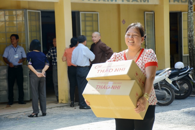 Giving gifts on Mid-Autumn Festival in Tay Ninh