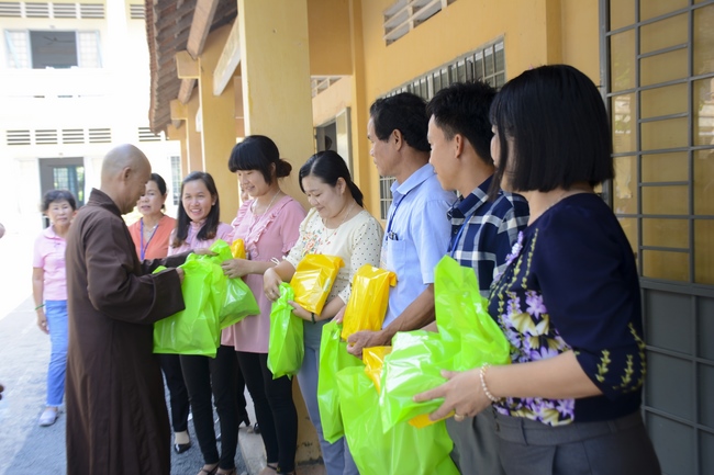Giving gifts on Mid-Autumn Festival in Tay Ninh