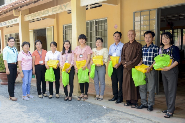 Giving gifts on Mid-Autumn Festival in Tay Ninh