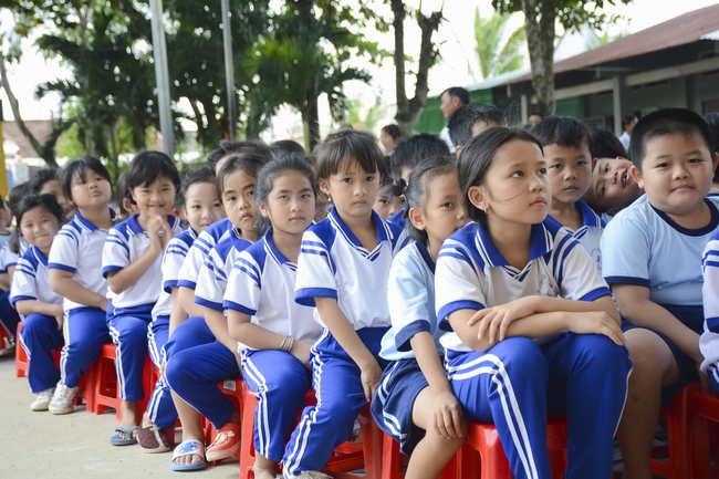Giving gifts on Mid-Autumn Festival in Tay Ninh