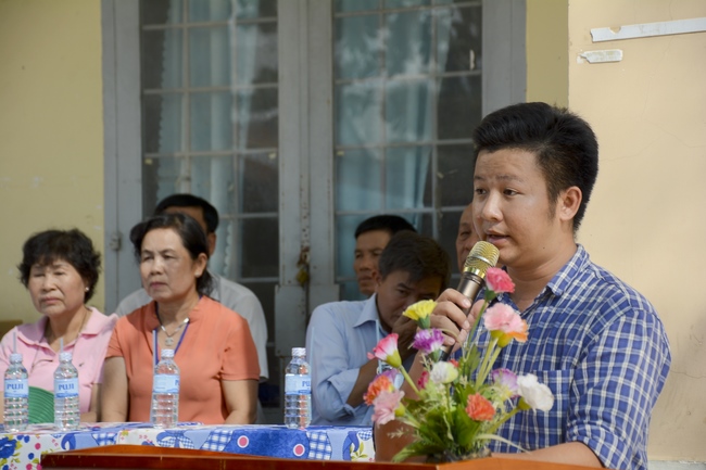 Giving gifts on Mid-Autumn Festival in Tay Ninh