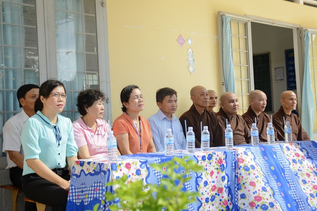 Giving gifts on Mid-Autumn Festival in Tay Ninh