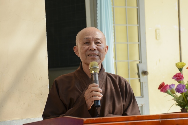 Giving gifts on Mid-Autumn Festival in Tay Ninh