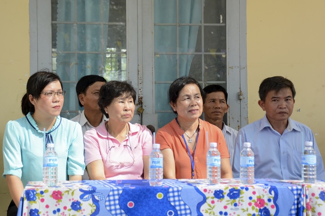 Giving gifts on Mid-Autumn Festival in Tay Ninh