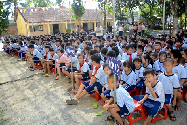 Giving gifts on Mid-Autumn Festival in Tay Ninh