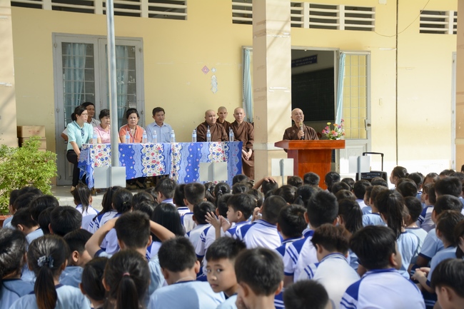 Giving gifts on Mid-Autumn Festival in Tay Ninh