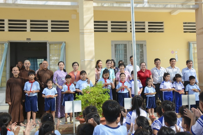 Giving gifts on Mid-Autumn Festival in Tay Ninh