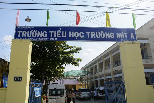 Giving gifts on Mid-Autumn Festival in Tay Ninh