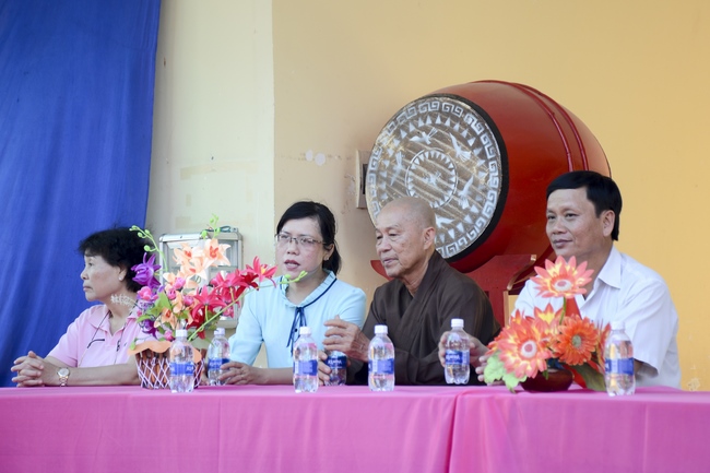 Giving gifts on Mid-Autumn Festival in Tay Ninh