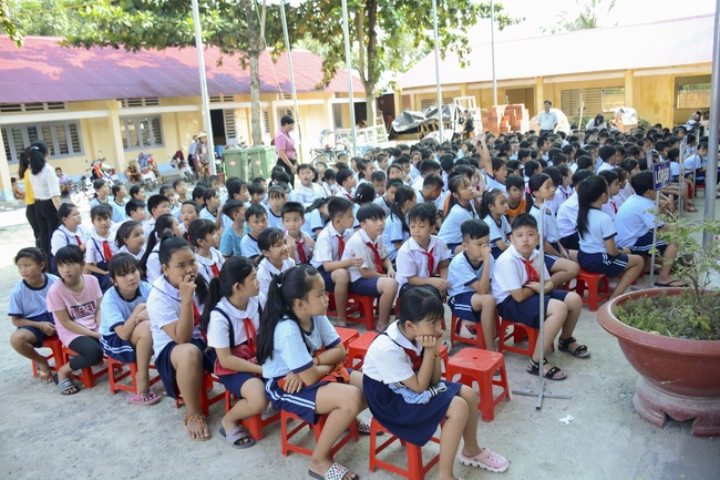 Giving gifts on Mid-Autumn Festival in Tay Ninh