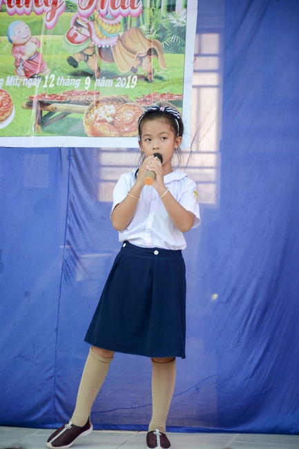 Giving gifts on Mid-Autumn Festival in Tay Ninh