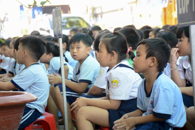 Giving gifts on Mid-Autumn Festival in Tay Ninh