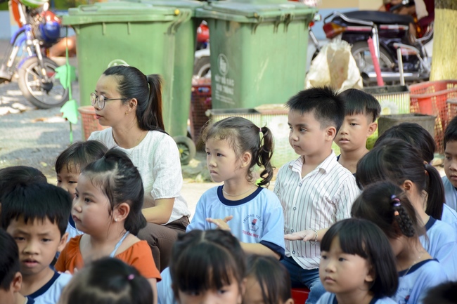 Giving gifts on Mid-Autumn Festival in Tay Ninh