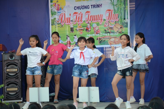 Giving gifts on Mid-Autumn Festival in Tay Ninh