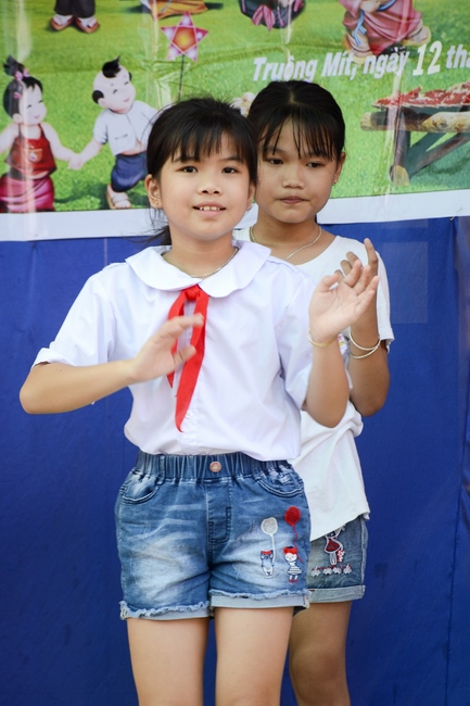 Giving gifts on Mid-Autumn Festival in Tay Ninh