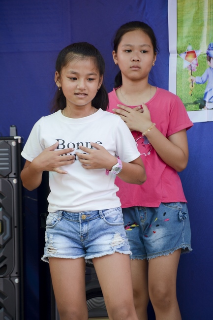 Giving gifts on Mid-Autumn Festival in Tay Ninh