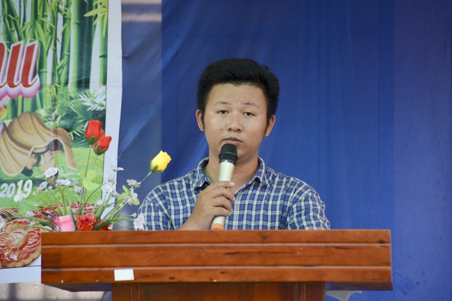 Giving gifts on Mid-Autumn Festival in Tay Ninh