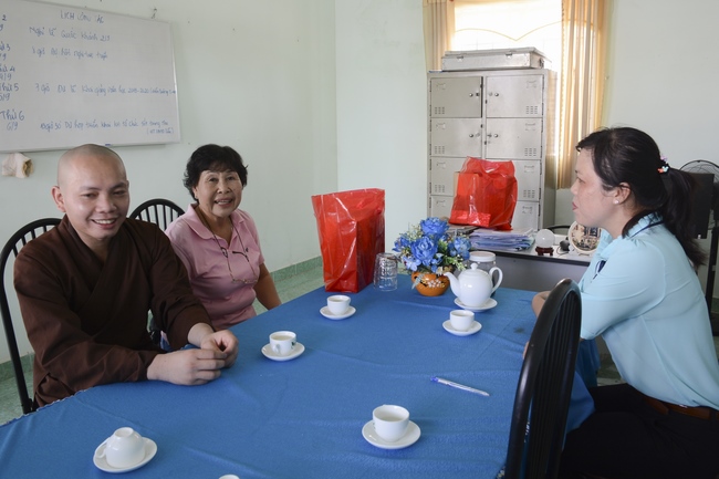 Giving gifts on Mid-Autumn Festival in Tay Ninh