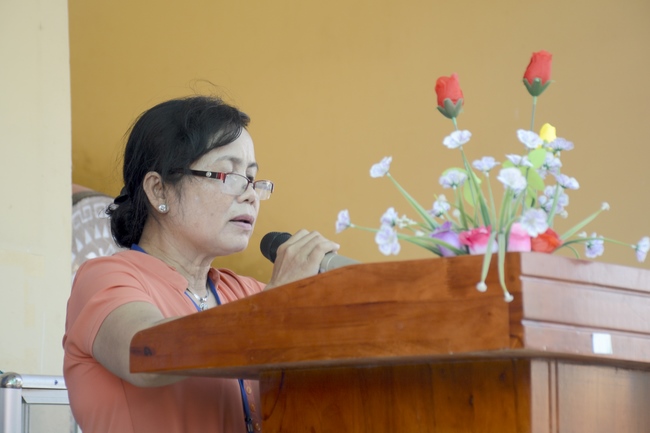 Giving gifts on Mid-Autumn Festival in Tay Ninh