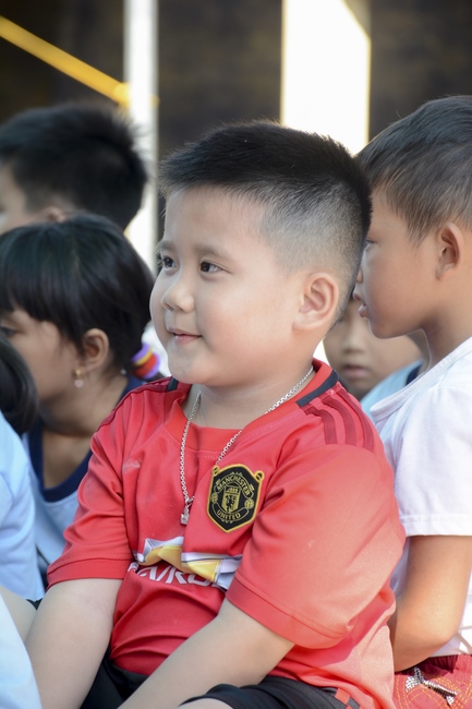 Giving gifts on Mid-Autumn Festival in Tay Ninh