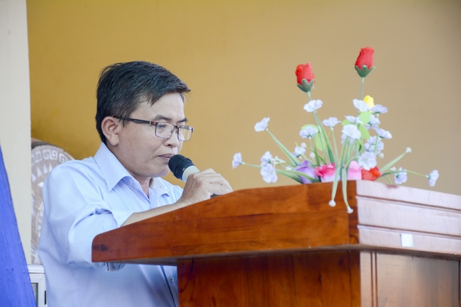 Giving gifts on Mid-Autumn Festival in Tay Ninh