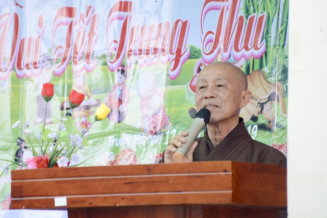 Giving gifts on Mid-Autumn Festival in Tay Ninh