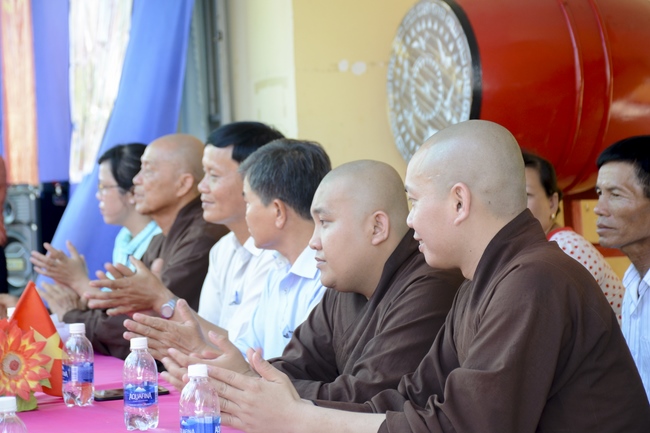 Giving gifts on Mid-Autumn Festival in Tay Ninh