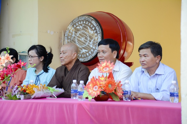 Giving gifts on Mid-Autumn Festival in Tay Ninh
