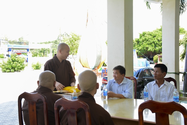 Giving gifts on Mid-Autumn Festival in Tay Ninh