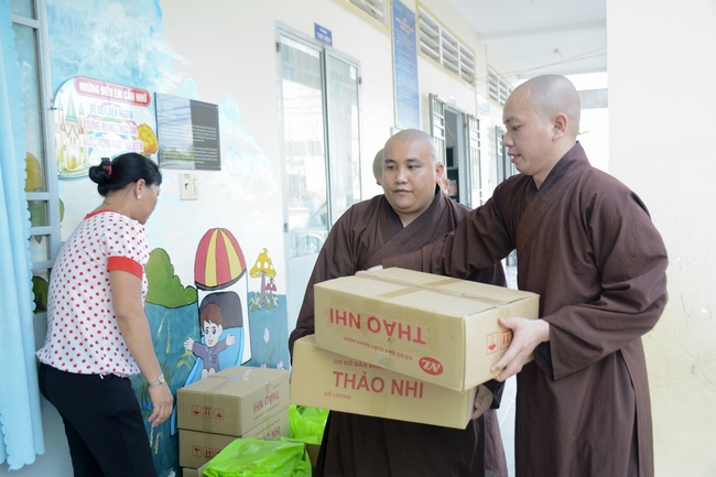 Giving gifts on Mid-Autumn Festival in Tay Ninh