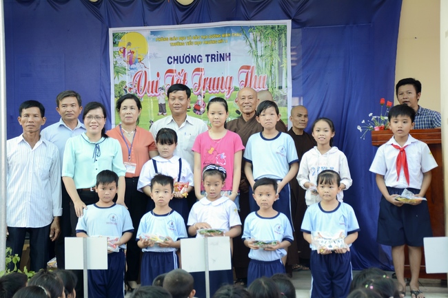 Giving gifts on Mid-Autumn Festival in Tay Ninh