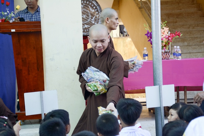 Giving gifts on Mid-Autumn Festival in Tay Ninh