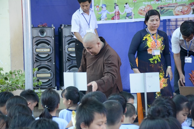 Giving gifts on Mid-Autumn Festival in Tay Ninh