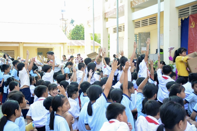 Giving gifts on Mid-Autumn Festival in Tay Ninh
