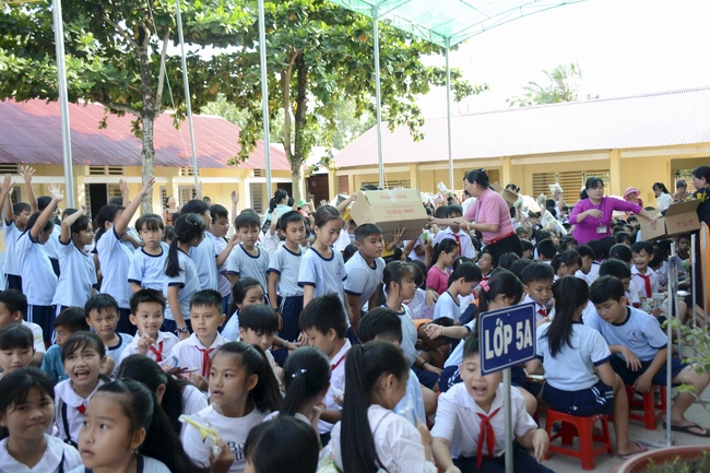 Giving gifts on Mid-Autumn Festival in Tay Ninh