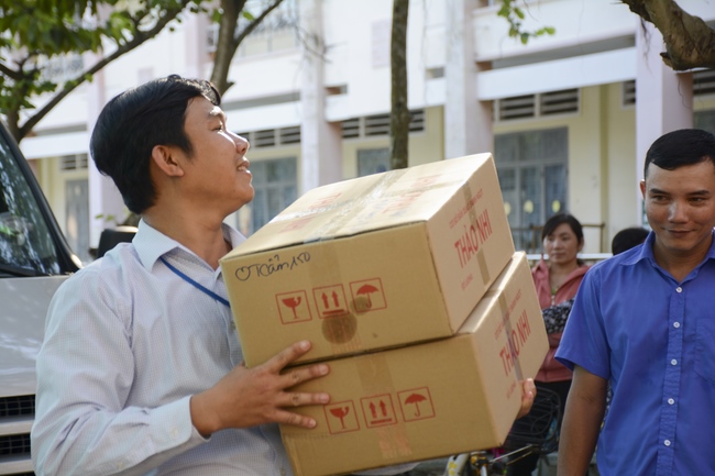 Giving gifts on Mid-Autumn Festival in Tay Ninh