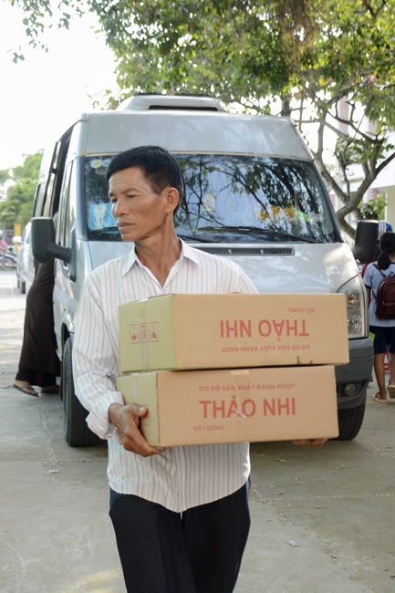 Giving gifts on Mid-Autumn Festival in Tay Ninh