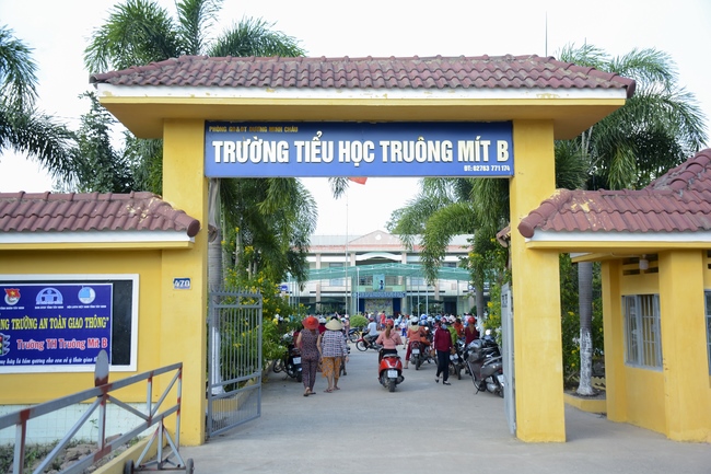 Giving gifts on Mid-Autumn Festival in Tay Ninh