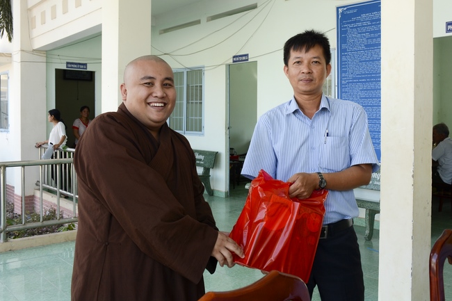 Giving gifts on Mid-Autumn Festival in Tay Ninh