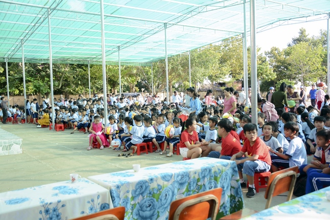 Giving gifts on Mid-Autumn Festival in Tay Ninh